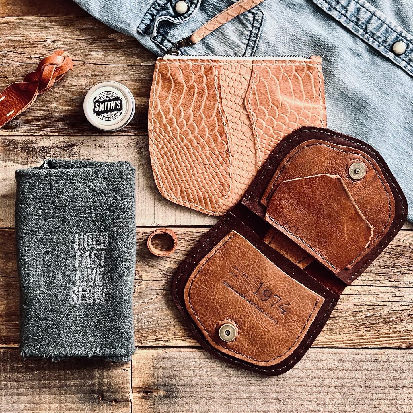 Thames River Leather Wallet – Handcrafted Clamshell Design
