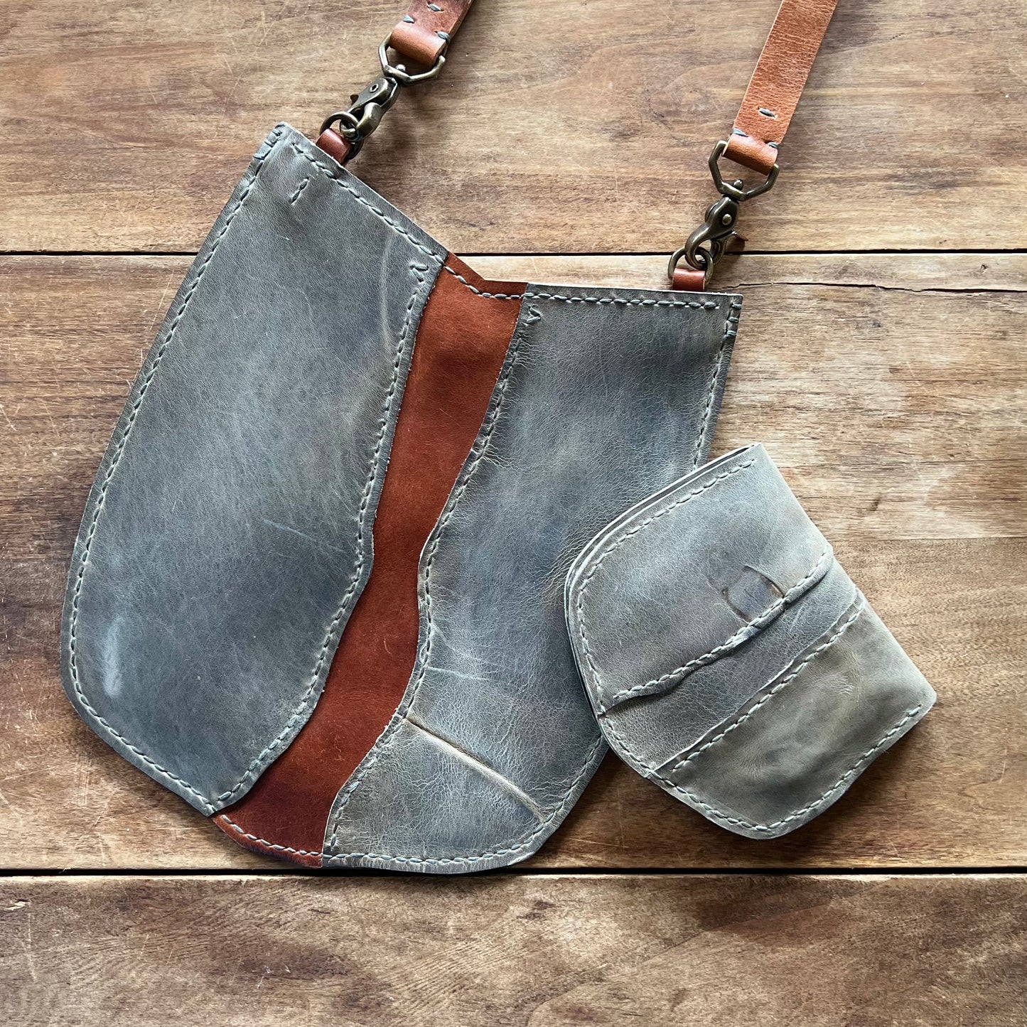 Thames River Leather Wallet – Handcrafted Clamshell Design